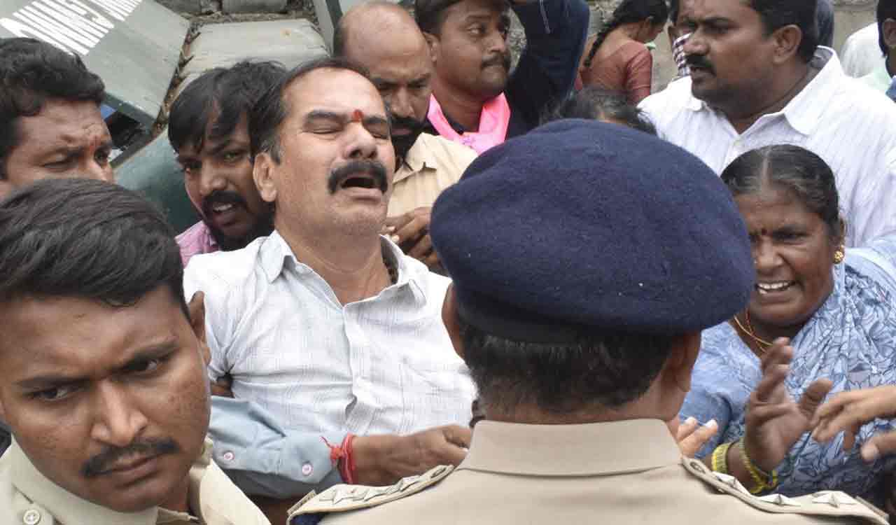 Attack on ex-MLA Vinay Bhaskar draws sharp reaction from women, BRS leaders