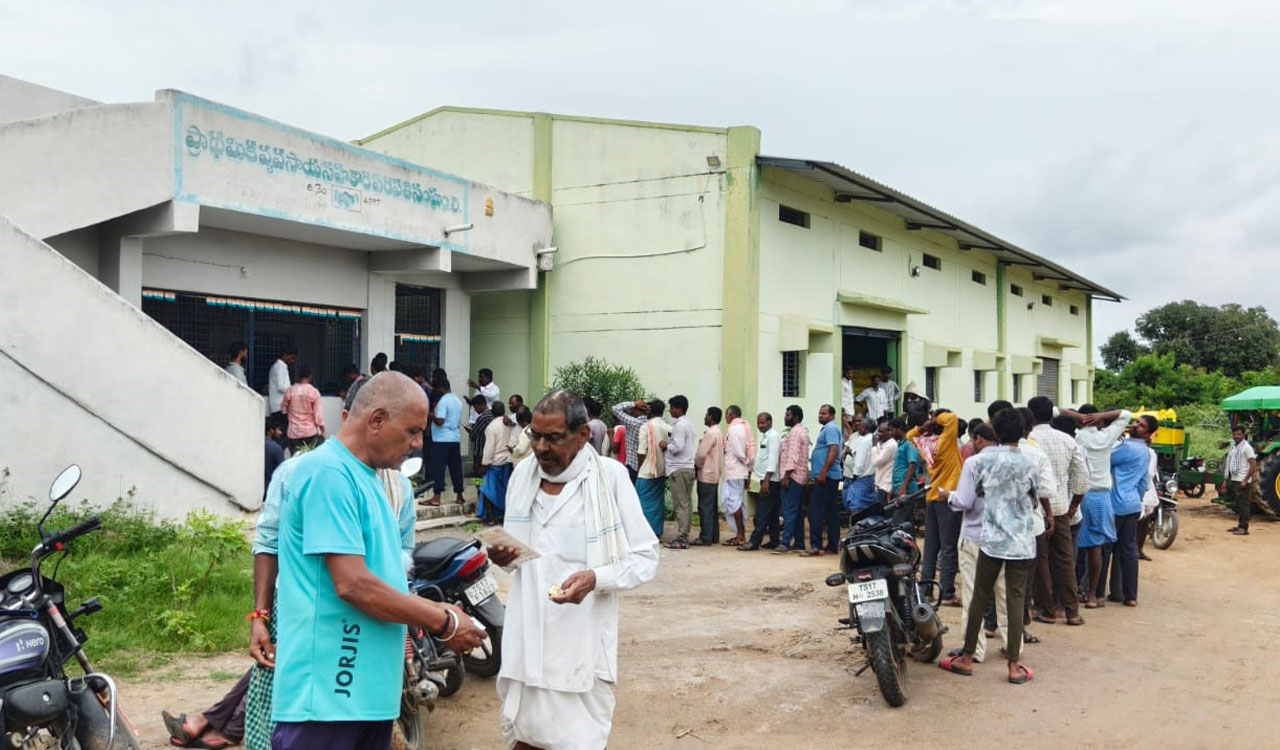 Medak farmers allege overcharging for urea at PACS centre