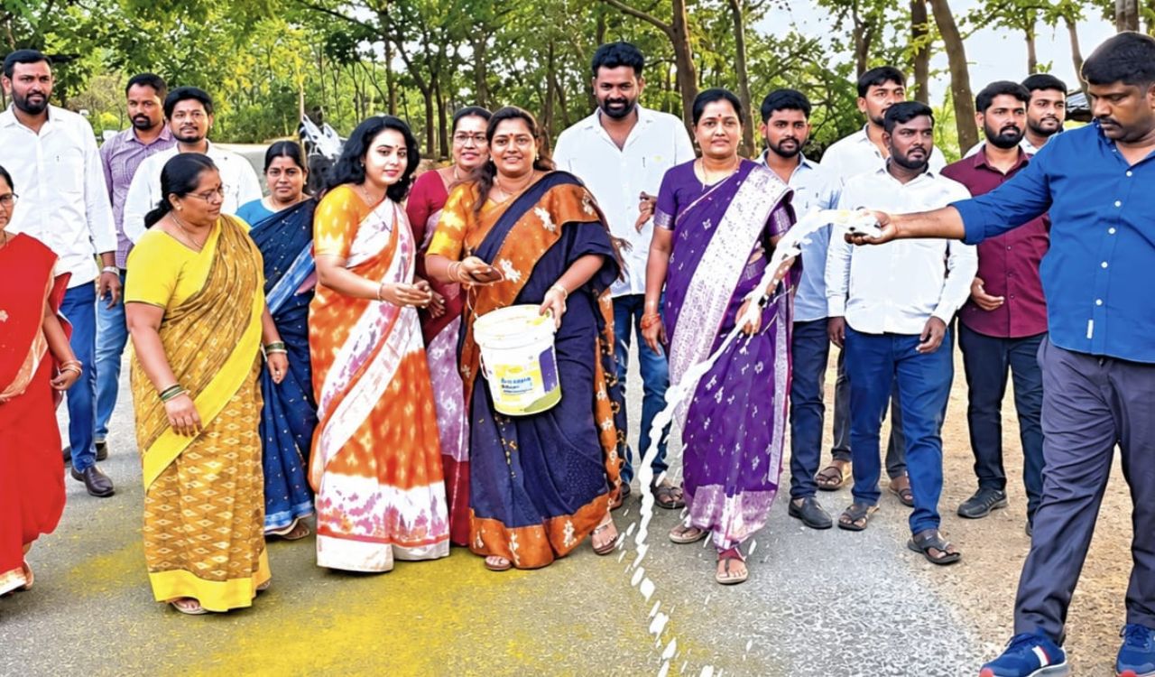 Siddipet: BRS cadres ‘purify’ roads used by Congress workers in Markook