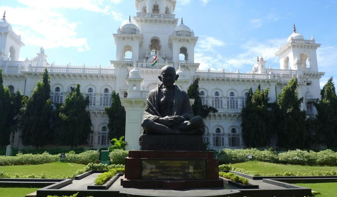 GHMC garbage workers detained during protest near Telangana Assembly