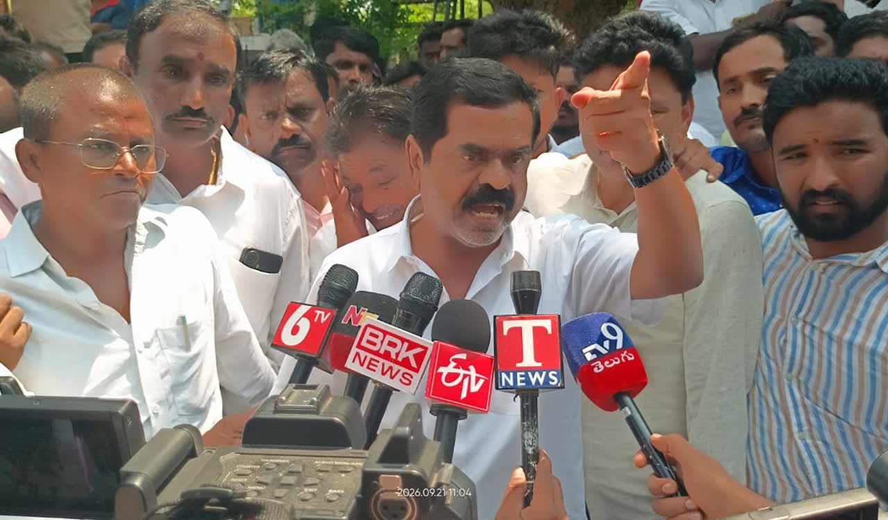 Jurala farmers protest for irrigation water as police stop BRS leaders