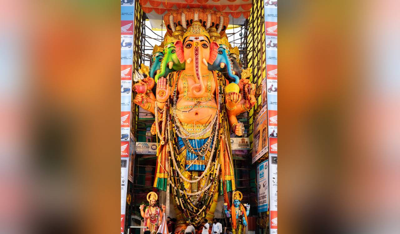 Khairatabad Bada Ganesh procession delayed by 3 hours after crane malfunction