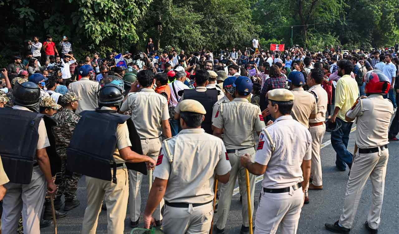 Delhi Police register over 20 FIRs in CJP Jantar Mantar stir case