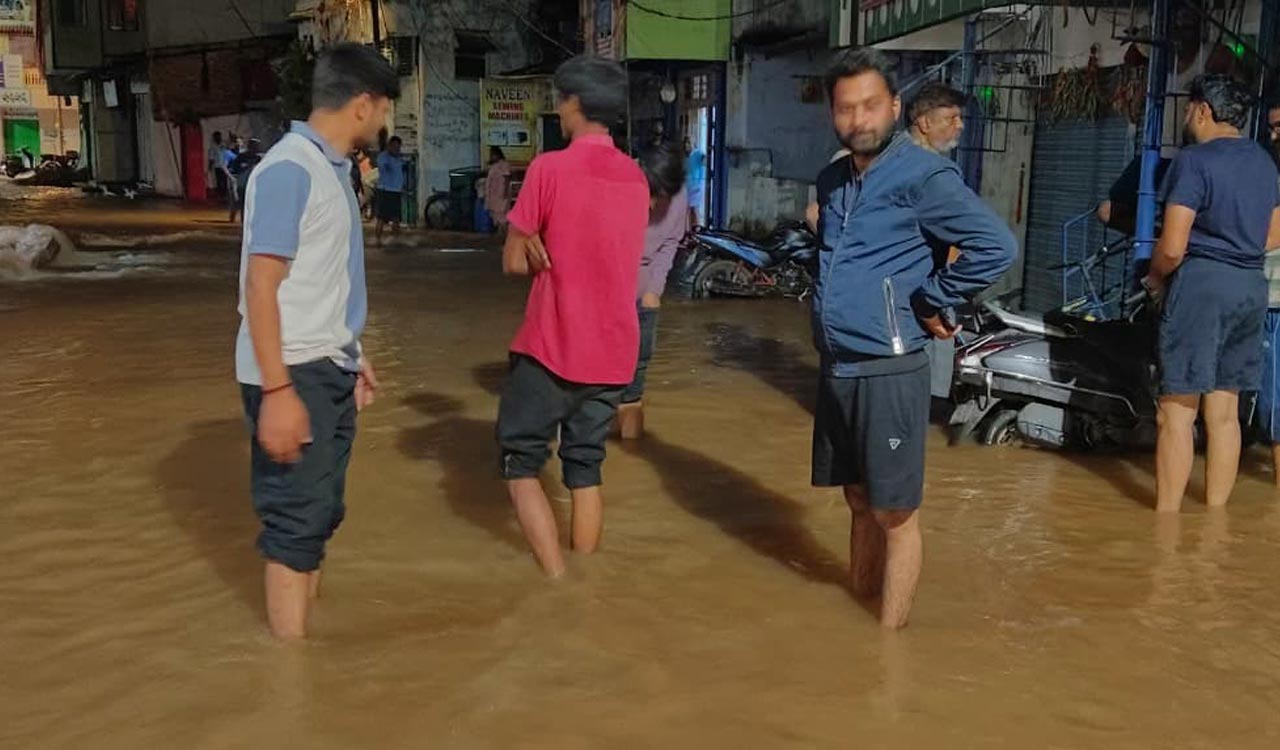 Mission Bhagiratha pipeline leak wastes drinking water, inundates houses and shops in Yellandu