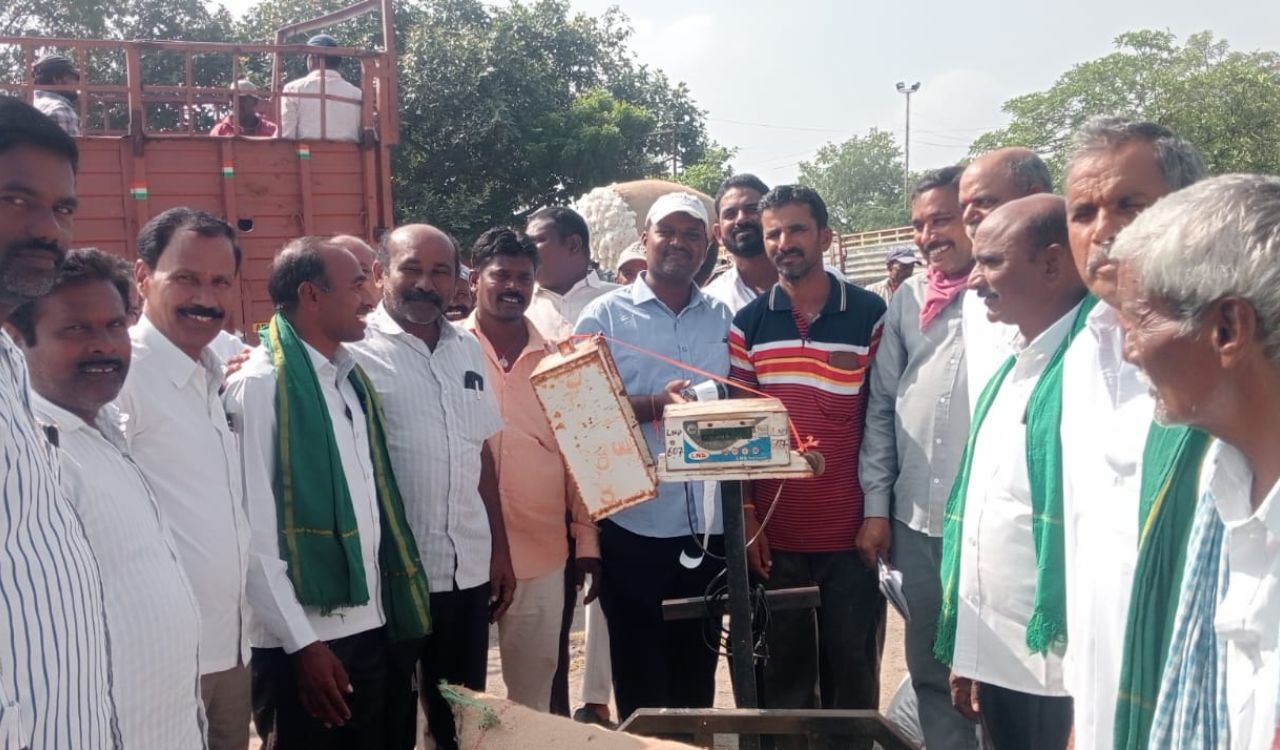 Telangana Rythu Sangham alleges faulty weighing machines at Warangal cotton market