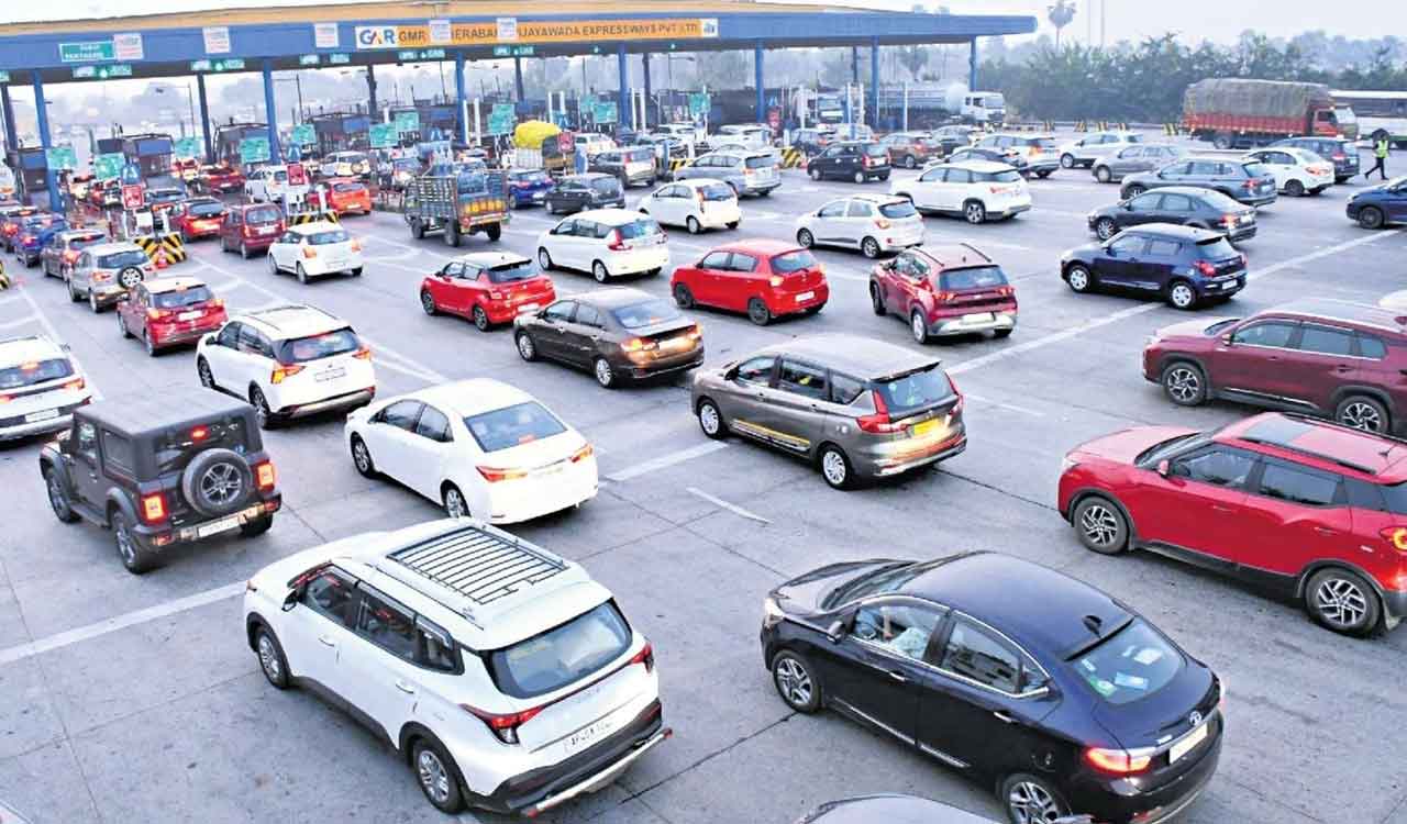 Dasara rush chokes highways out of Hyderabad, long queues at toll plazas