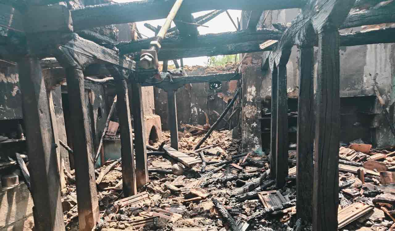 Youngster sets house ablaze after mother refuses money for liquor in Telangana