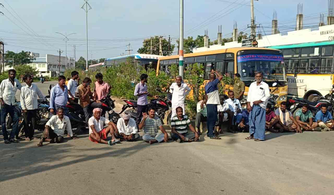 Farmers protest over unscheduled power cuts in Ramayampet