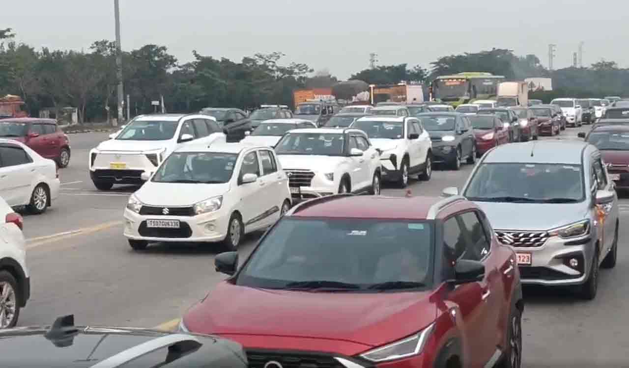 Heavy traffic at Pantangi toll plaza as commuters return to cities after Dasara